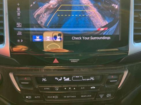 Used 2018 Honda Pilot Touring image 12