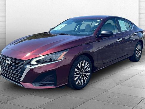 Used 2025 Nissan Altima 2.5 SV FWD image 13