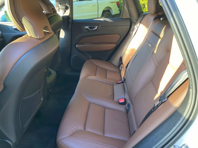 Used 2022 Volvo XC60 B5 Momentum w/ Advanced Package FWD image 9