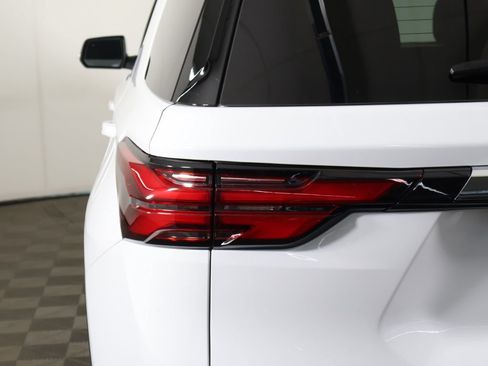 Used 2023 Chevrolet Traverse LT FWD image 16