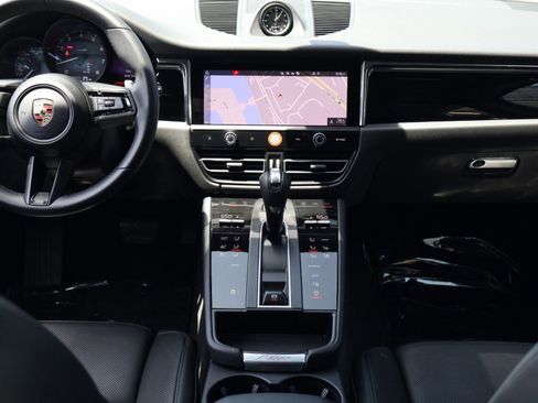 Certified 2025 Porsche Macan AWD/4WD image 20