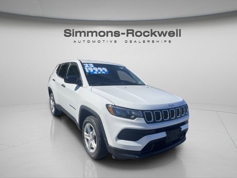 Used 2023 Jeep Compass Sport image 3