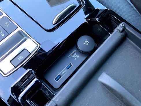 Used 2020 Land Rover Discovery HSE image 33