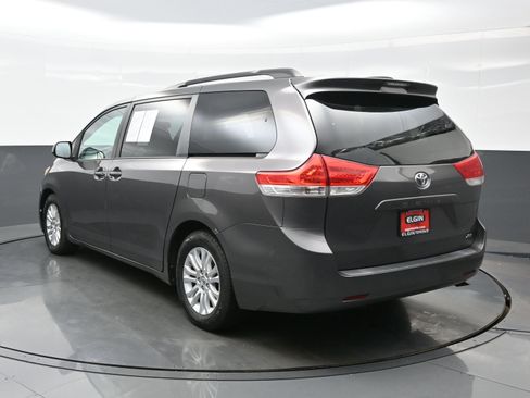 Used 2013 Toyota Sienna XLE image 4