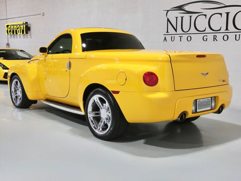 Used 2005 Chevrolet SSR w/ Preferred Equipment Group image 28