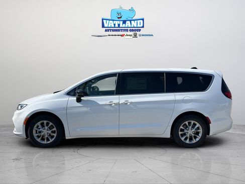New 2026 Chrysler Pacifica Limited FWD image 2