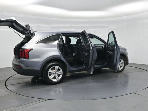 Certified 2023 Kia Sorento LX FWD image 4