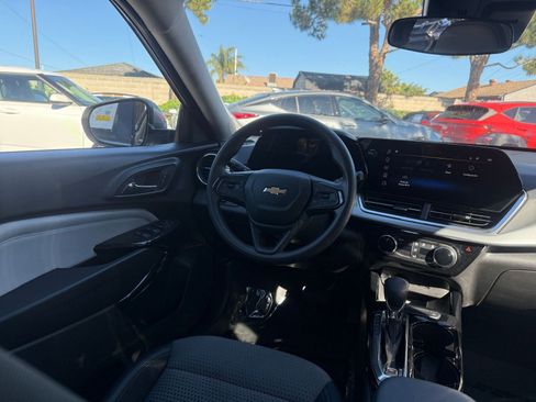 Used 2025 Chevrolet Trax LT image 32