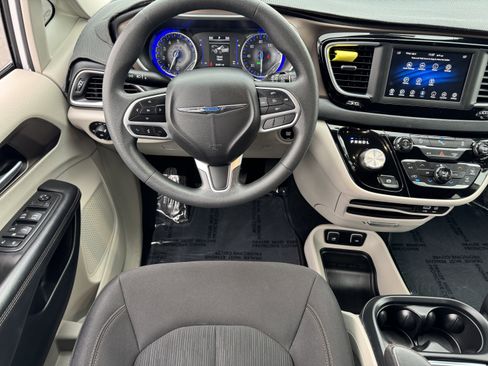 Used 2018 Chrysler Pacifica Touring Plus image 18