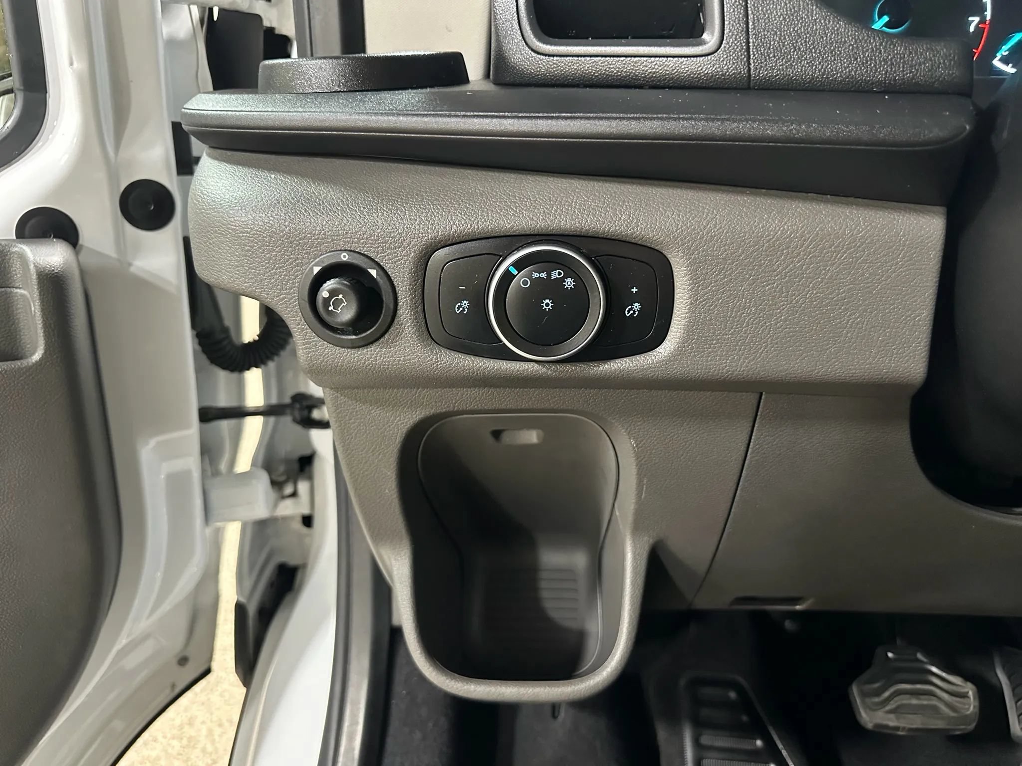 Used 2020 Ford Transit 150 XL RWD image 37