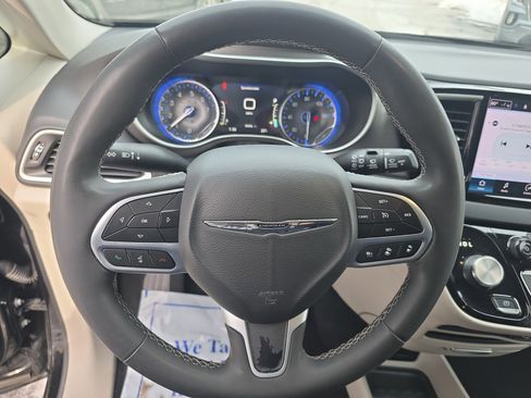 Used 2024 Chrysler Pacifica Touring-L image 18