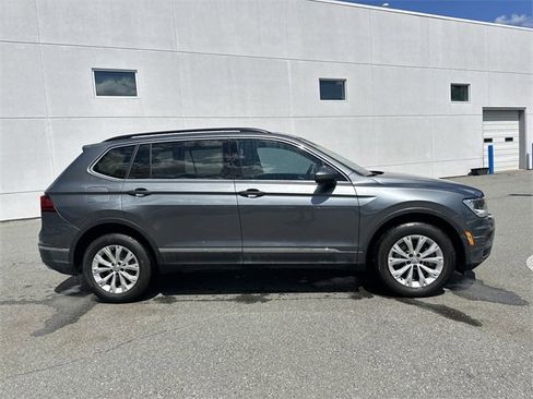 Used 2018 Volkswagen Tiguan SE w/ Panoramic Sunroof Package image 6