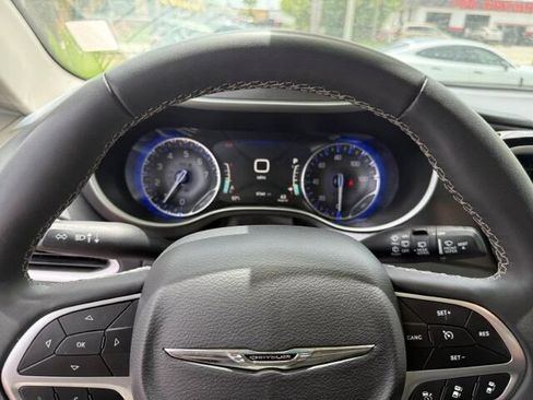 Used 2024 Chrysler Pacifica Touring-L FWD image 19