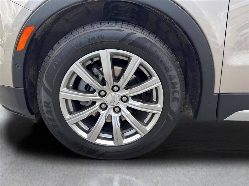 Used 2023 Cadillac XT4 Premium Luxury w/ Technology Package FWD image 9