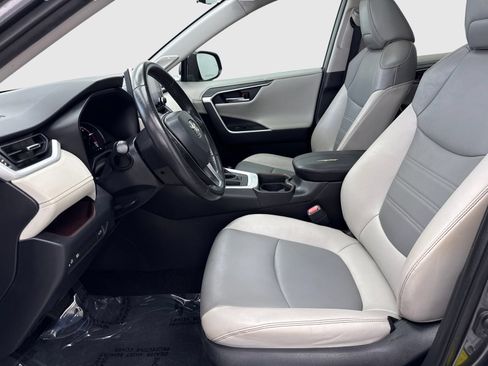 Used 2020 Toyota RAV4 Limited FWD image 17