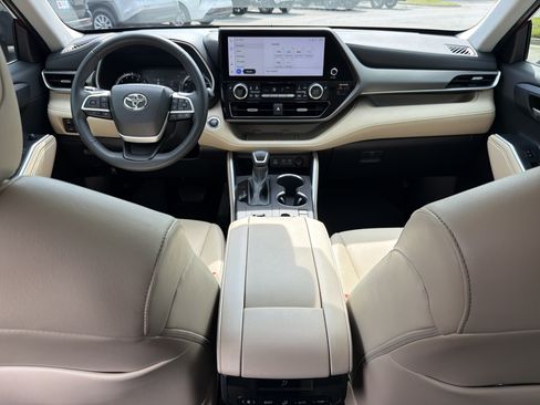 Used 2023 Toyota Highlander XLE FWD image 4