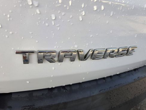 Used 2021 Chevrolet Traverse LS FWD image 4