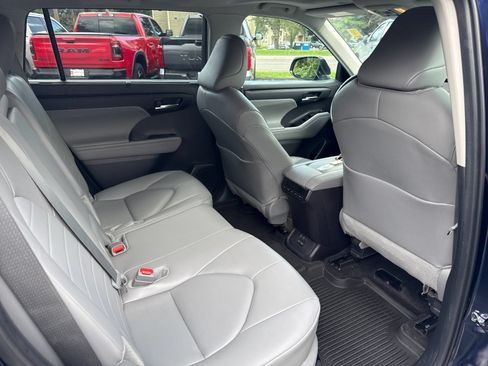 Used 2024 Toyota Highlander XLE AWD/4WD image 24