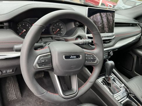 Used 2025 Jeep Compass Trailhawk image 25