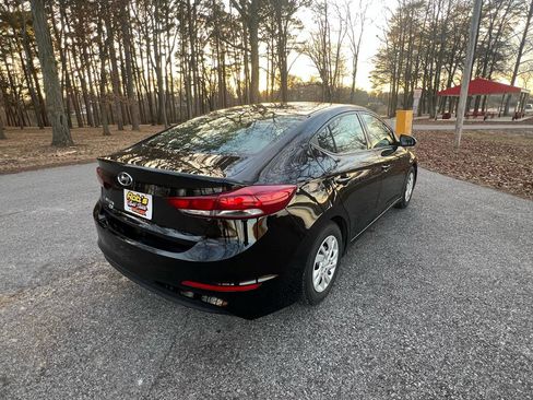 Used 2018 Hyundai Elantra SE image 10