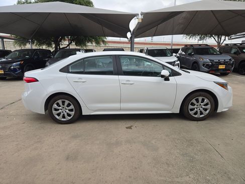 Used 2021 Toyota Corolla LE FWD image 2