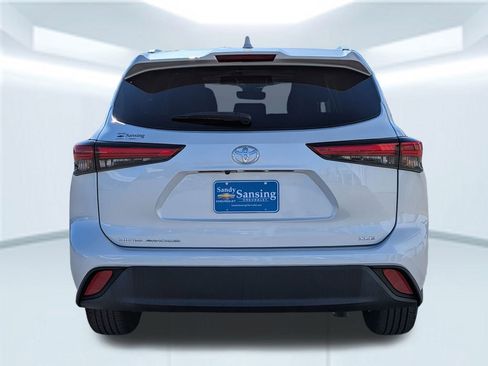 Used 2022 Toyota Highlander XLE image 5