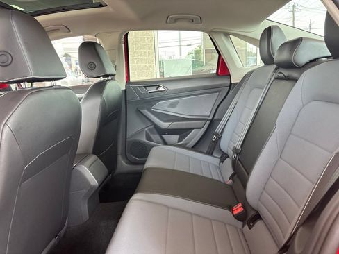 Used 2025 Volkswagen Jetta SE w/ Sunroof Package FWD image 14