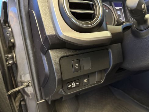 Used 2021 Toyota Tacoma SR5 AWD/4WD image 14