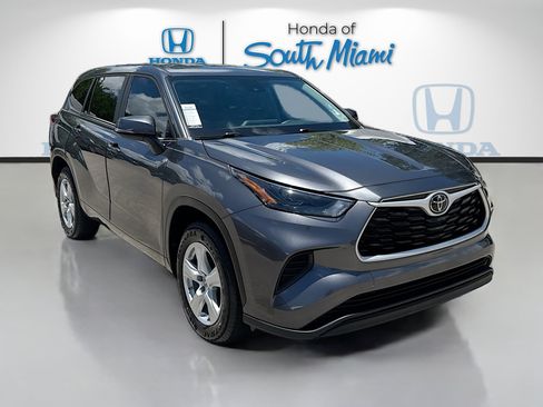 Used 2023 Toyota Highlander L FWD image 1