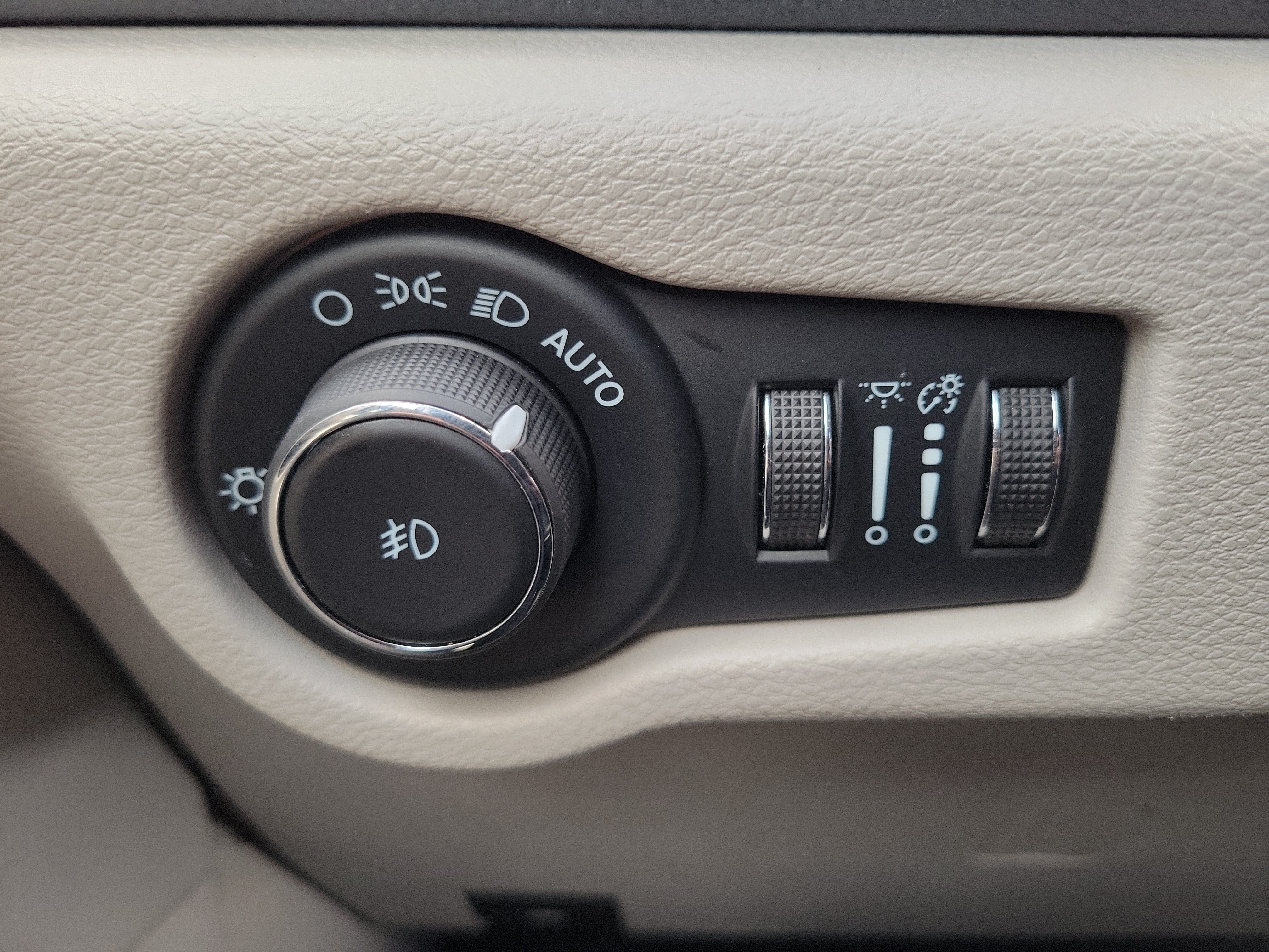 Used 2023 Chrysler Pacifica Limited FWD image 30
