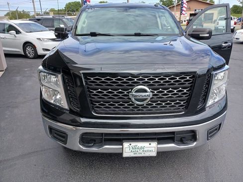 Used 2019 Nissan Titan SV image 3
