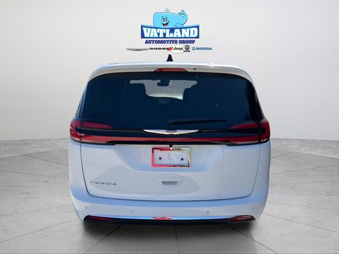 New 2026 Chrysler Pacifica Select image 4