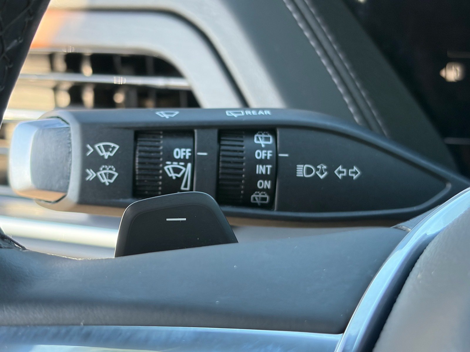 Used 2025 GMC Yukon Denali RWD image 18