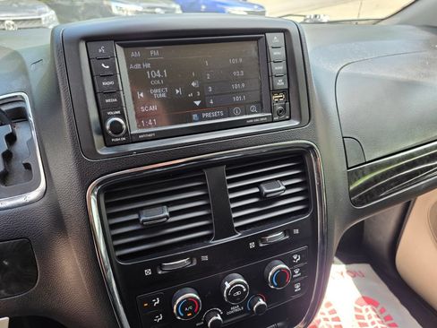 Used 2018 Dodge Grand Caravan SE FWD image 14