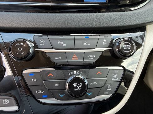 Used 2024 Chrysler Pacifica Touring-L FWD image 29