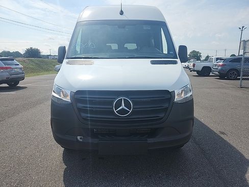 Used 2024 Mercedes-Benz Sprinter 2500 image 2