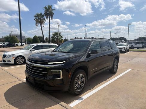 Used 2024 Chevrolet Traverse LT FWD image 1