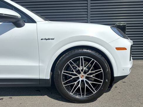 Certified 2025 Porsche Cayenne E-Hybrid Coupe AWD/4WD image 12
