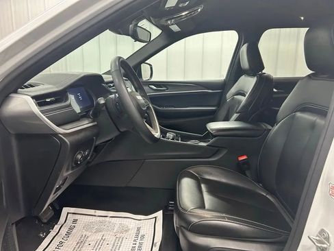 Used 2024 Jeep Grand Cherokee Limited image 7