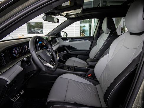 New 2026 Volkswagen Tiguan SE R-Line FWD image 26