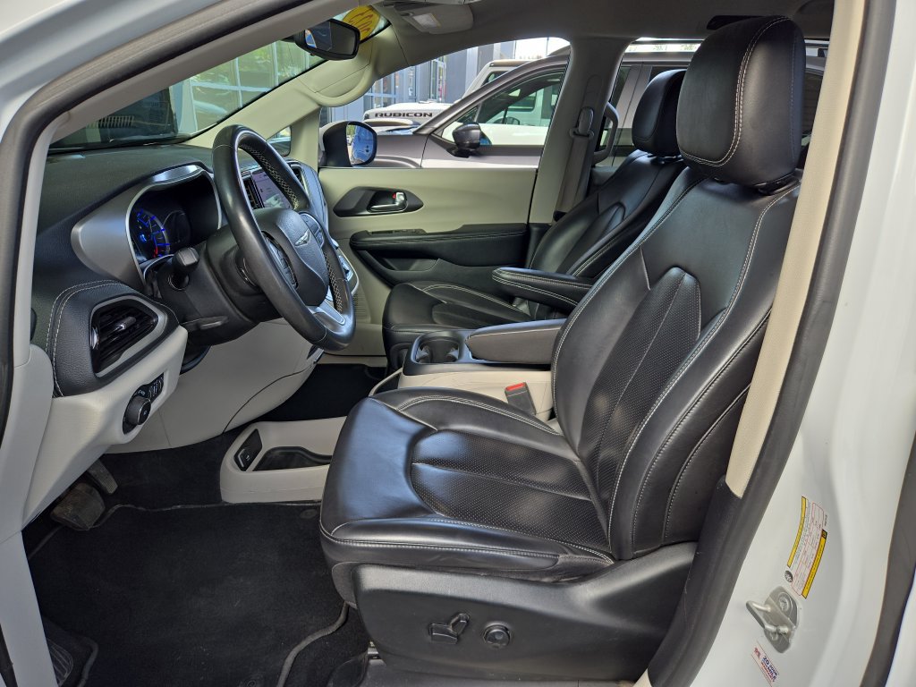 Used 2023 Chrysler Pacifica Touring-L FWD image 14