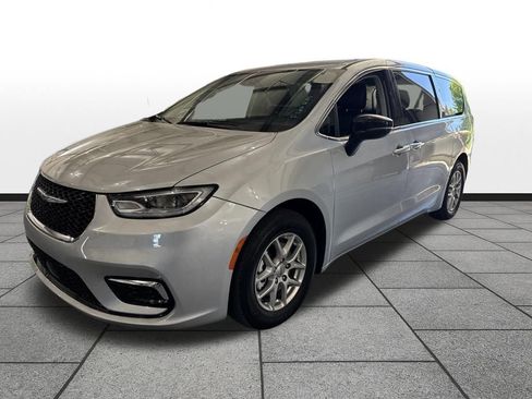 Used 2024 Chrysler Pacifica Touring-L FWD image 31