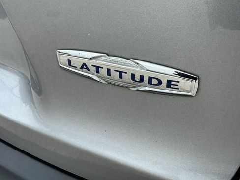 Used 2019 Jeep Cherokee Latitude w/ Cold Weather Group FWD image 35