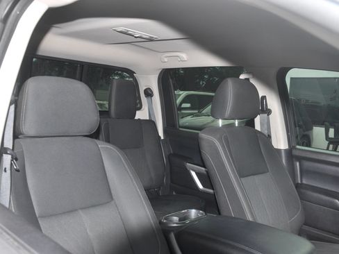 Used 2018 Nissan Titan SV w/ SV Convenience Package RWD image 39