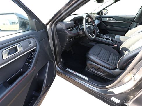 Used 2025 Ford Explorer ST-Line w/ ST-Line Street Pack AWD/4WD image 12