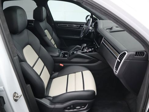 Used 2023 Porsche Cayenne Platinum Edition image 21