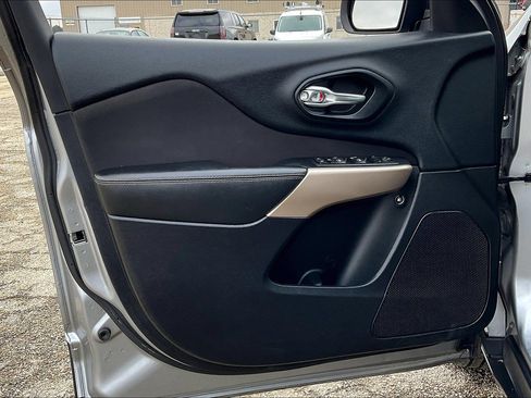 Used 2017 Jeep Cherokee Sport image 25