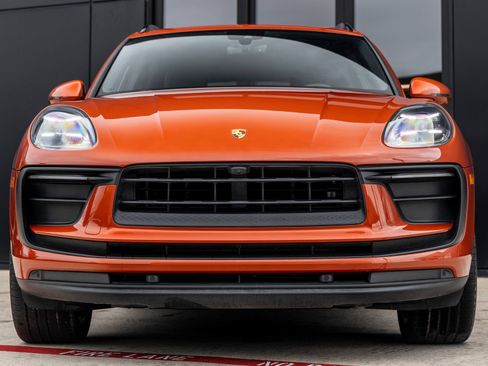 Certified 2022 Porsche Macan AWD/4WD image 8
