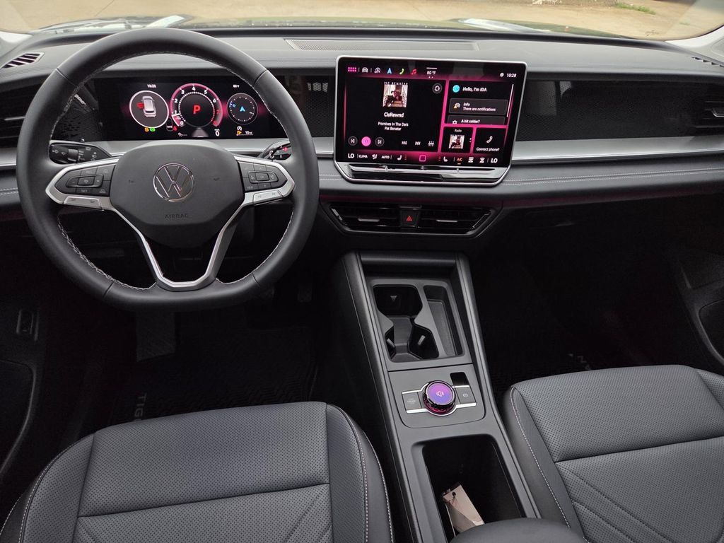 Used 2025 Volkswagen Tiguan SE FWD image 12