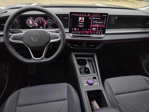 Used 2025 Volkswagen Tiguan SE FWD image 12